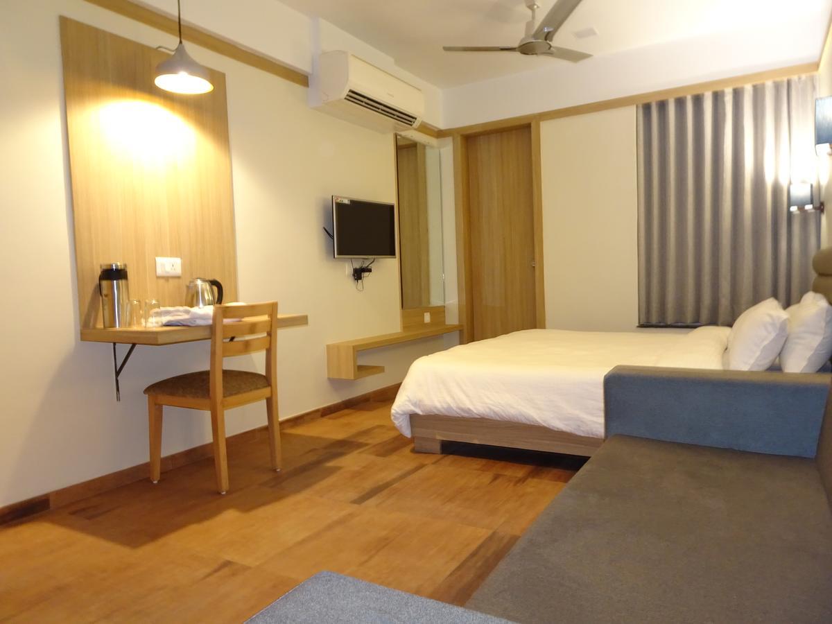 Hotel Everland Rajkot Exterior foto